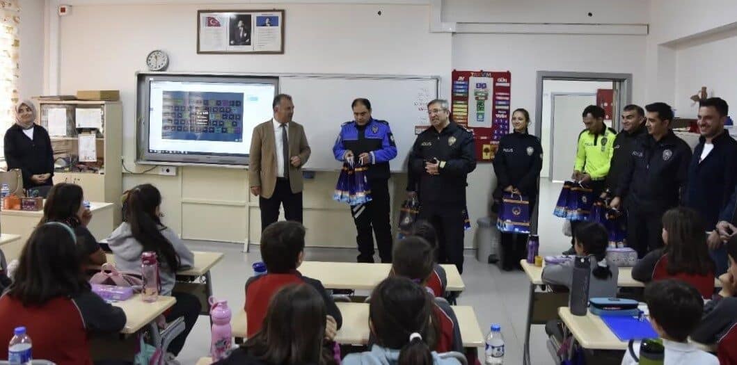 Bayburt’ta 23 Nisan Coşkusu: Emniyet Müdürlüğü Öğrencilere Sürpriz Hediyeler Dağıttı 23 Nisan Ulusal Egemenlik ve Çocuk Bayramı'nda Bayburt İl Emniyet