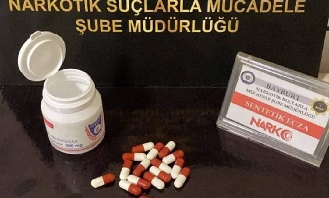 Bayburt’ta Durdurulan Araçta 18 Sentetik Hap Bulundu Bayburt'ta narkotik ekiplerinin durdurduğu araçta 18 sentetik hap bulundu. Şüpheli