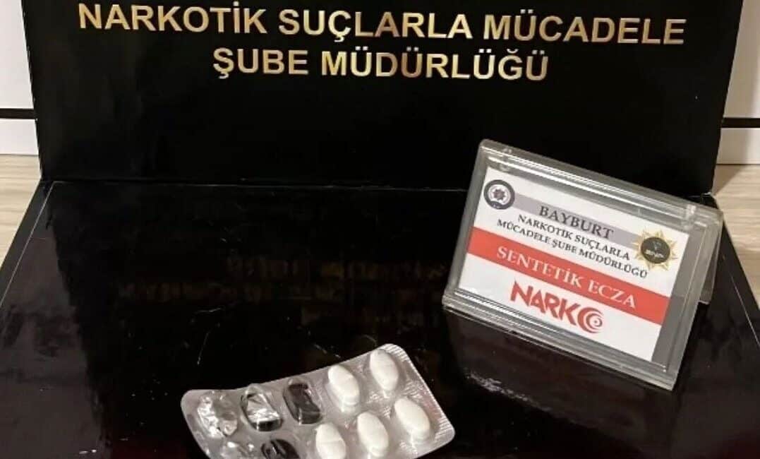 Bayburt’ta yapılan operasyonda bir araçta sentetik hap bulundu Bayburt’ta Narkotik Suçlarla Mücadele Şube Müdürlüğü tarafından durdurulan araçta yapılan