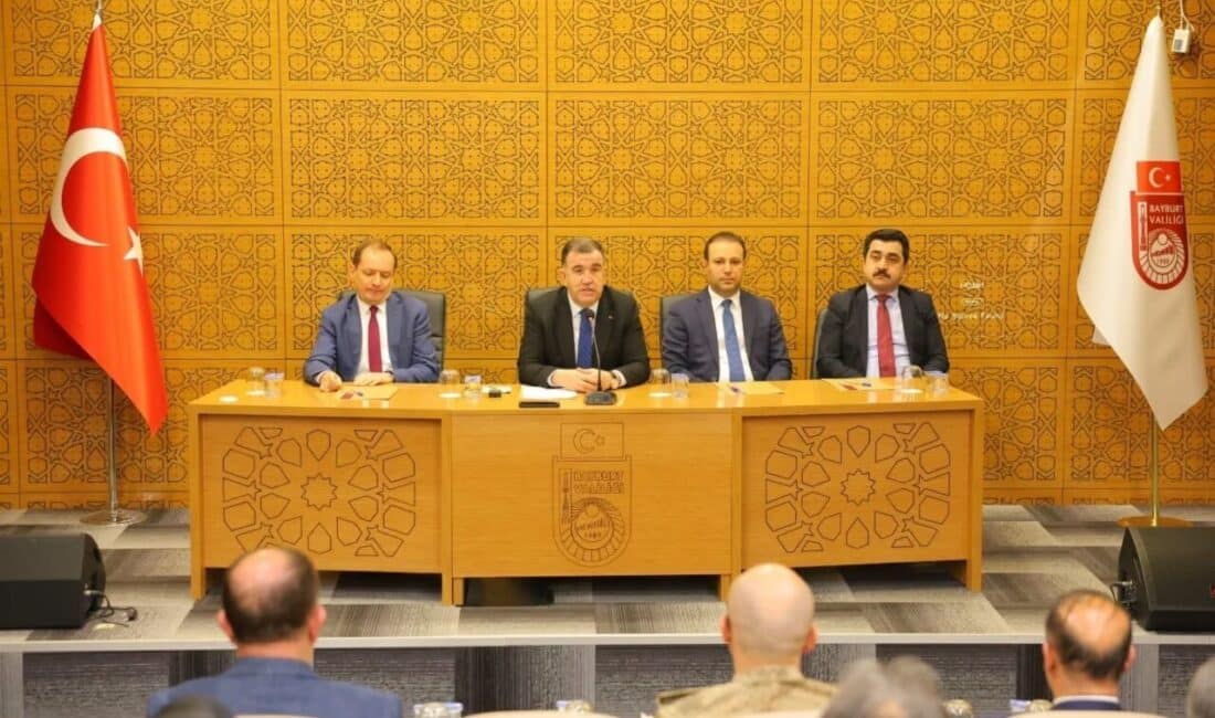 Bayburt’ta İl İdare Şube Başkanları Toplantısı Yapıldı, Vali Eldivan Kamu Hizmetlerine Dikkat Çekti Bayburt'ta, Vali Mustafa Eldivan başkanlığında düzenlenen İl İdare Şube Başkanları