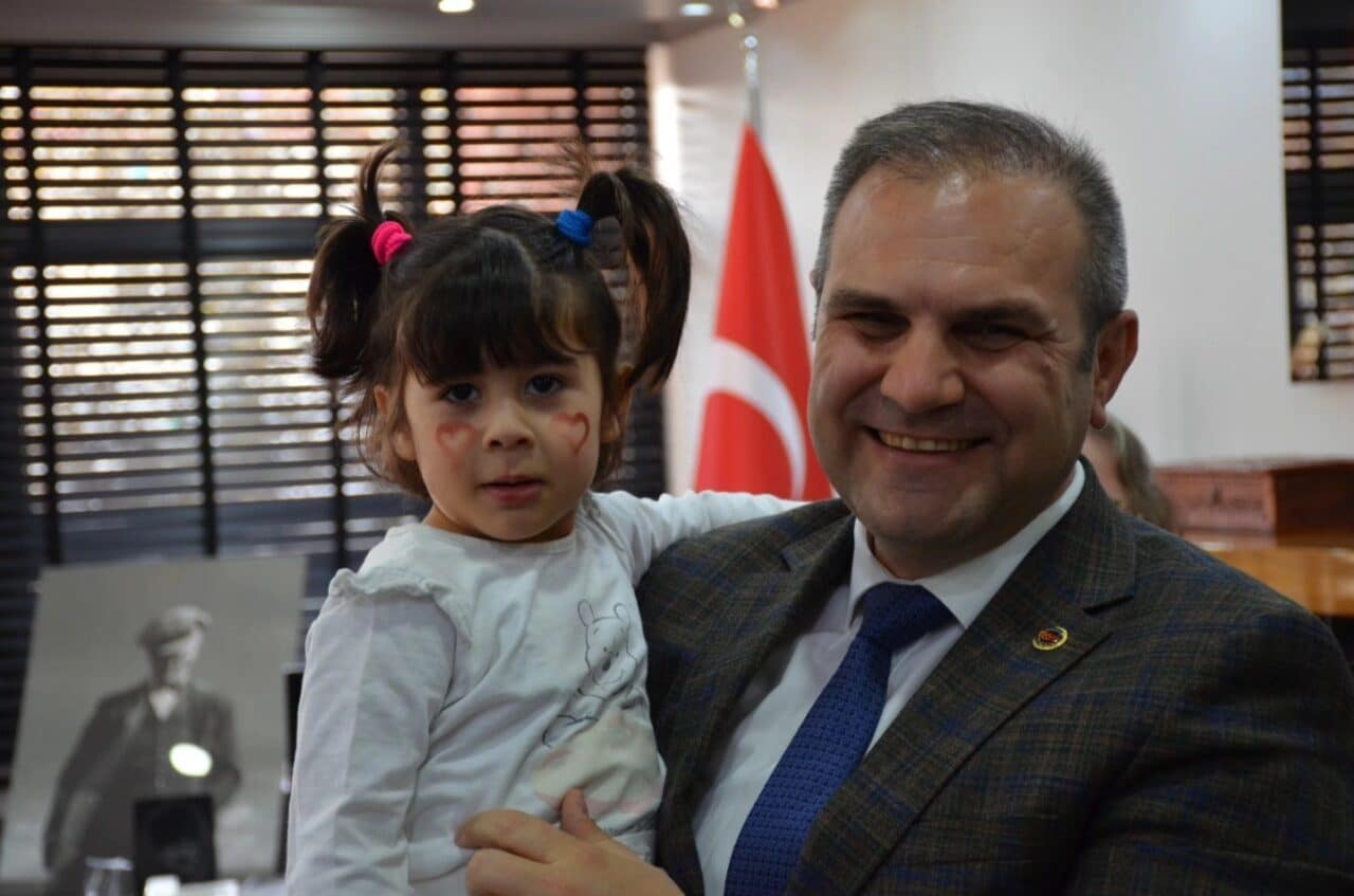 Bayırköy Belediye Başkanı Aykut Dilsiz, Ramazan Bayramı'nı coşkuyla kutlayarak, vatandaşlarla