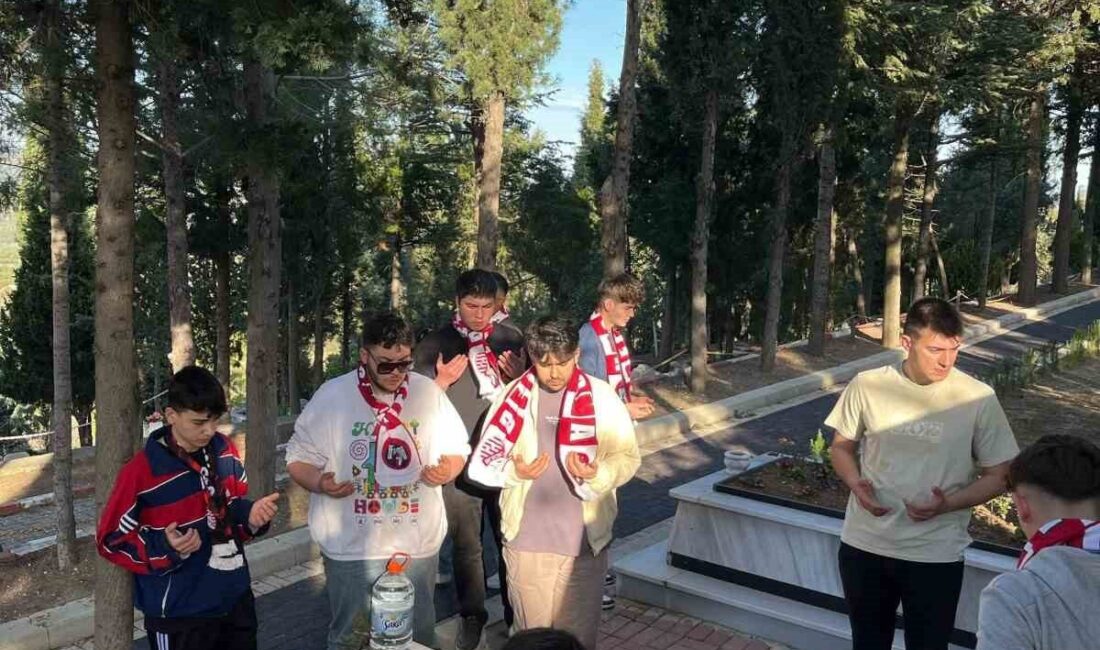 Belekoma Tayfa’dan anlamlı şehitlik ziyareti Bilecik’in Belekoma Tayfa taraftar grubu, Şehitler Haftası dolayısıyla şehitliği ziyaret