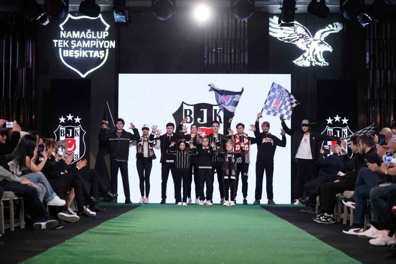 Beşiktaş, Kartal Yuvası'nın 2025-2026 Sonbahar-Kış koleksiyonunu tanıttı. Defilede Hakan Daltaban