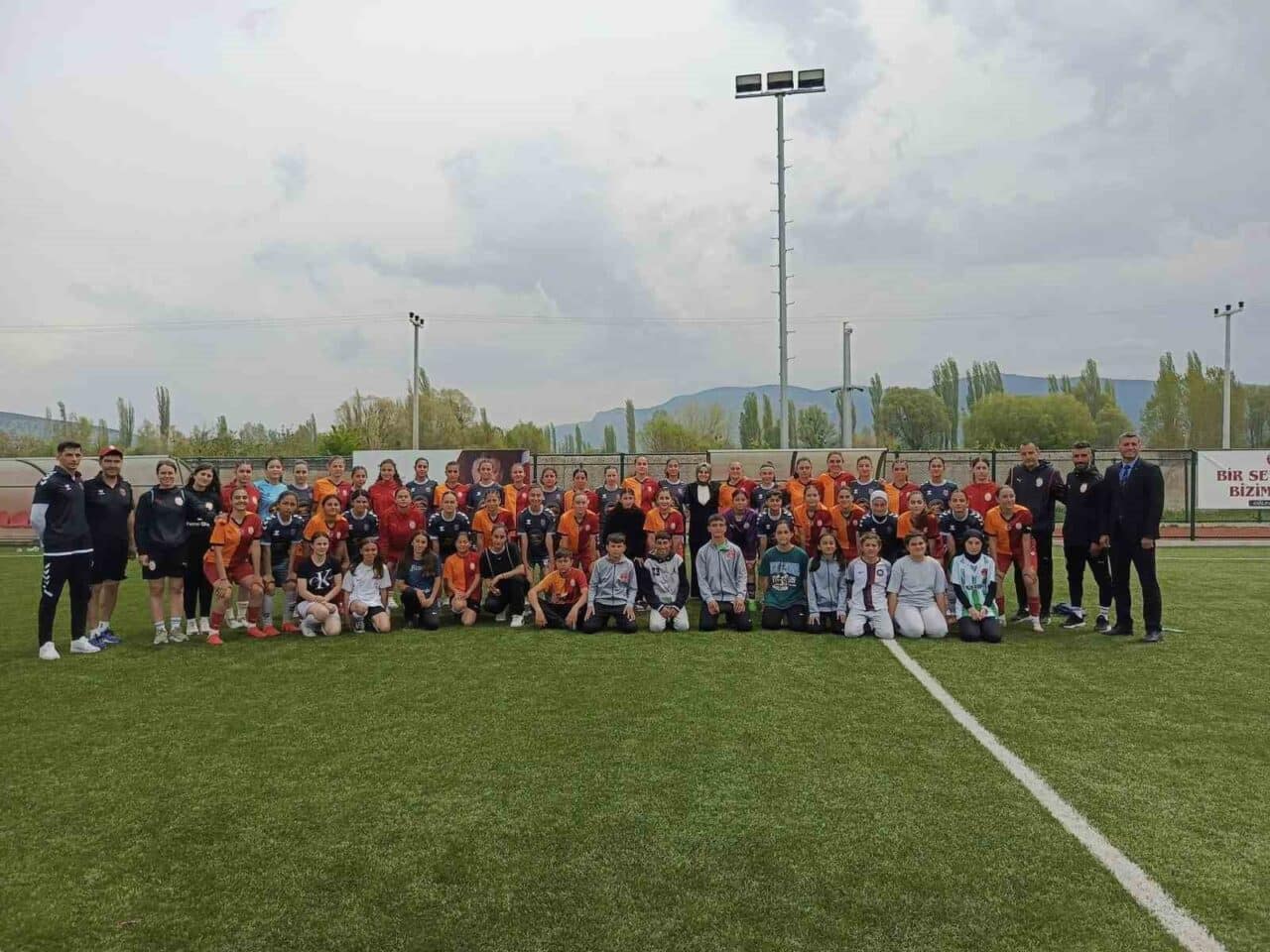 Bilecik'in Gölpazarı ilçesinde Galatasaray U17 kadın futbol takımı, Bilecik Kolej