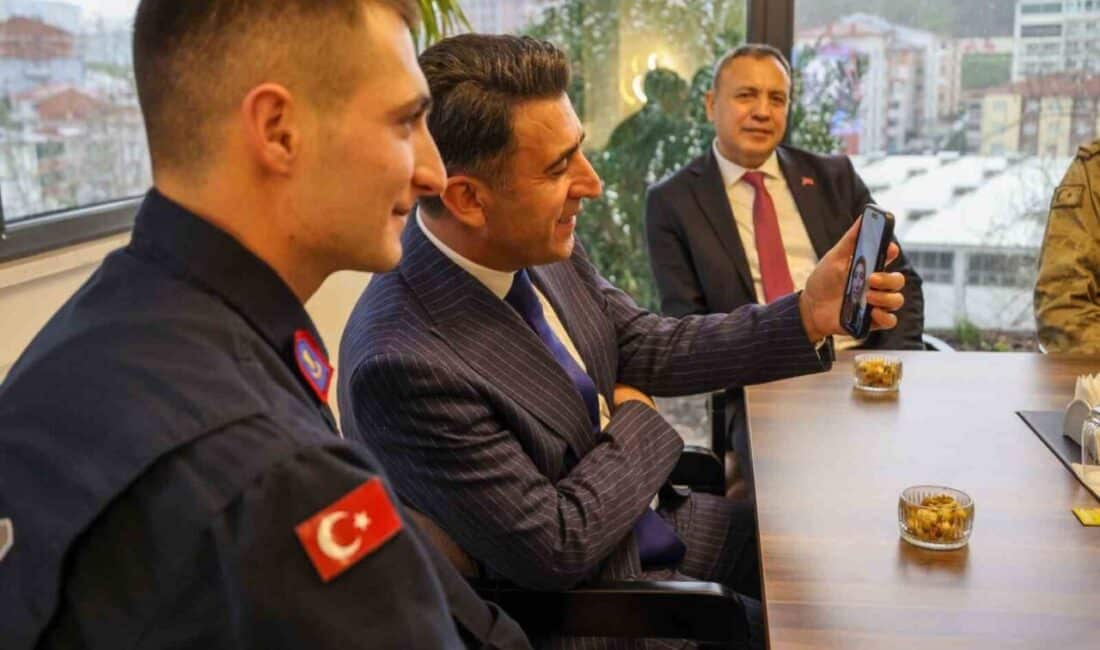 Vali Şefik Aygöl, Ramazan Bayramı’nda Jandarma Askerleriyle Bir Araya Gelerek Duygusal Anlar Yaşattı Bilecik Valisi Şefik Aygöl, Ramazan Bayramı'nda İl Jandarma Komutanlığı'ndaki askerlerle