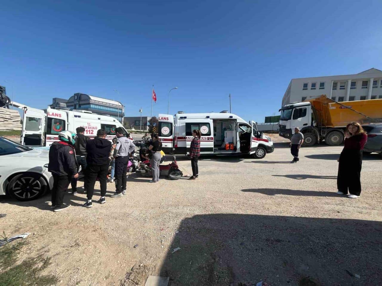 Bilecik’te 1. Organize Kavşağı’nda motosiklet ile otomobilin çarpışması sonucu Duygu