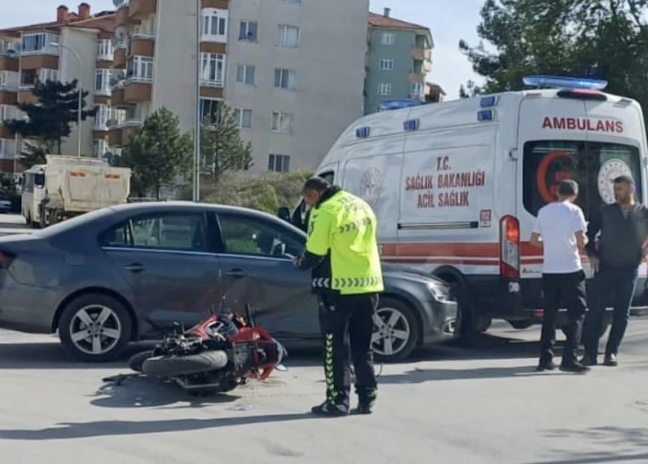 Bilecik'te otomobil ile motosikletin çarpışması sonucu Mert Ç. yaralandı. Kaza,