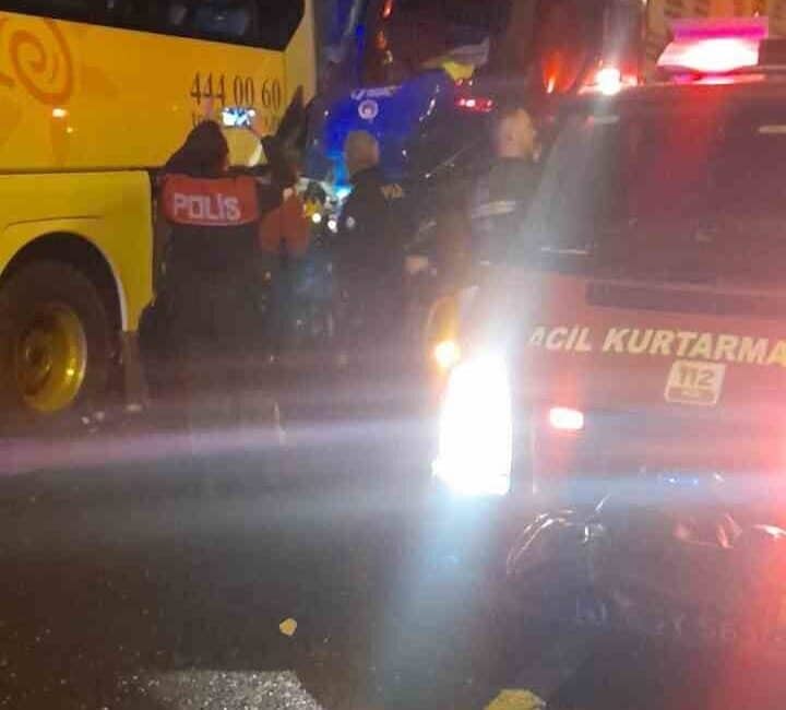 Bilecik’te Öğrenci Taşıyan Otobüse Tır Çarptı: 18 Yaralı Bilecik'in Bozüyük ilçesinde gece saatlerinde öğrenci taşıyan bir otobüse tırın