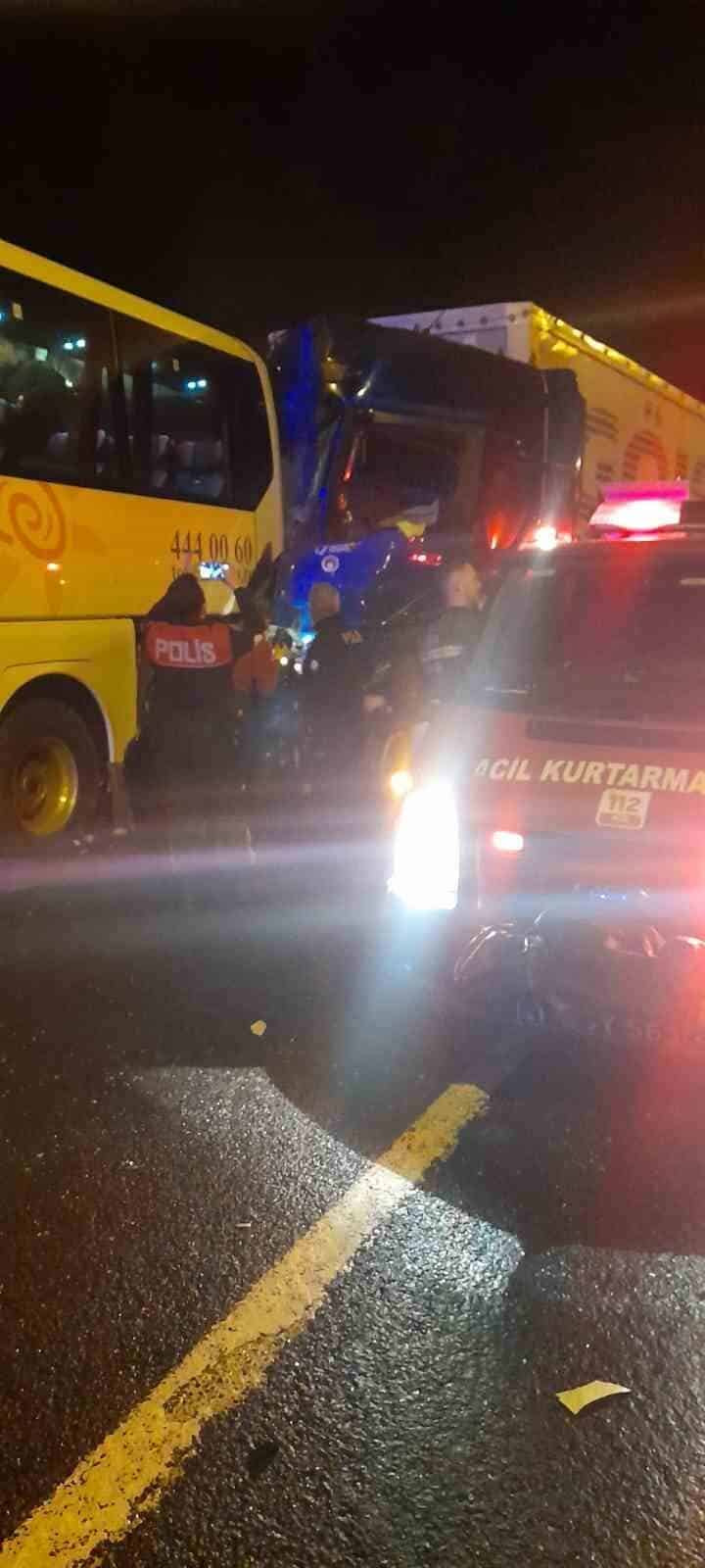 Bilecik'in Bozüyük ilçesinde gece saatlerinde öğrenci taşıyan bir otobüse tırın