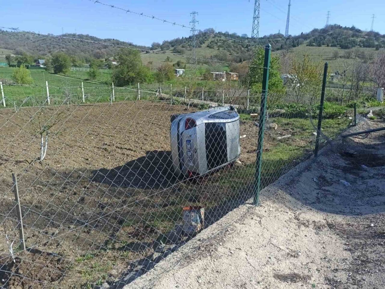 Bilecik'te Serkan T. yönetimindeki otomobil, kontrolden çıkarak şarampole devrildi. Kazada