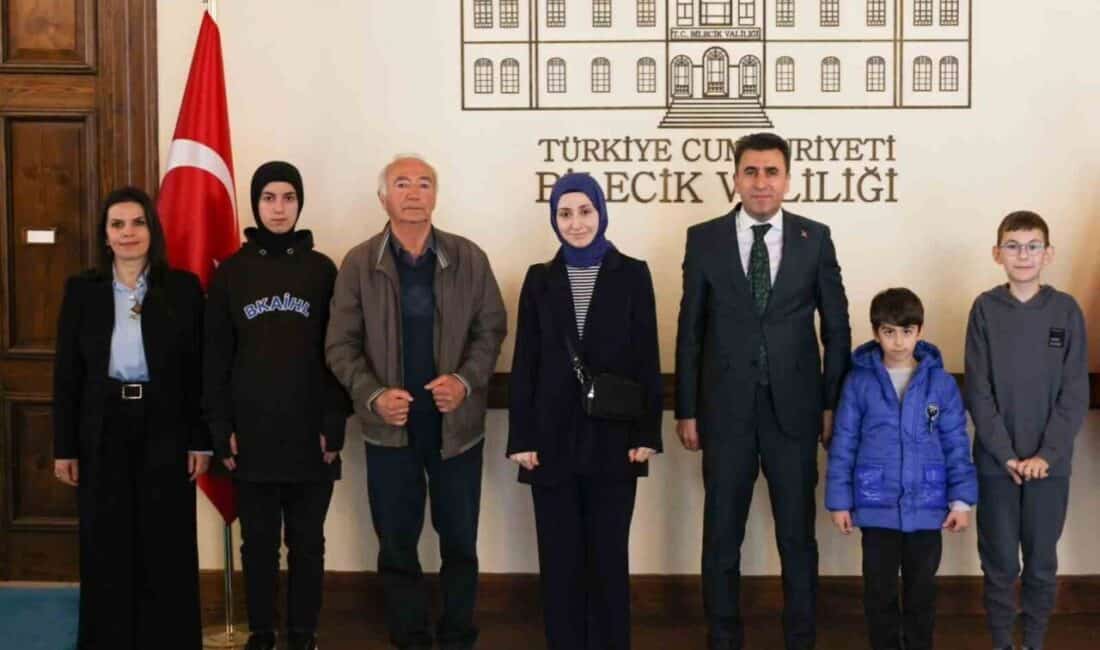 Bilecik’te Kütüphane Haftası’nda en çok kitap okuyan 5 okuyucu ödüllerini aldı Bilecik'te Kütüphane Haftası çerçevesinde, Vali Şefik Aygöl, yıl boyunca en