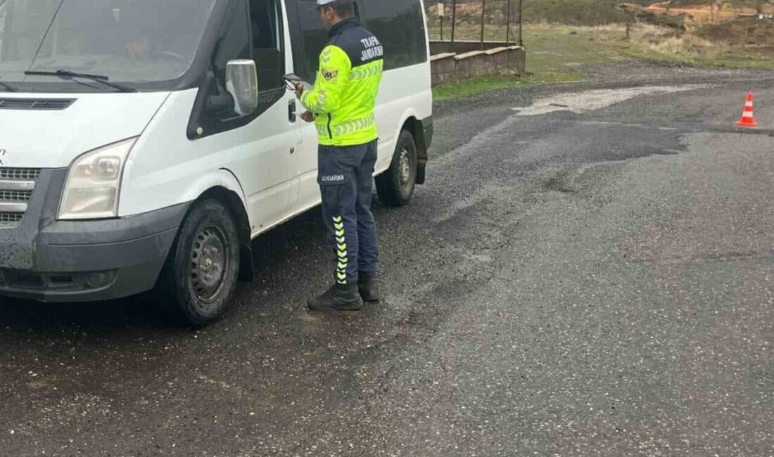 Bingöl Genç’te Okul Servis Araçlarına Jandarma Denetimi Uygulandı Bingöl'ün Genç ilçesinde jandarma, çocukların güvenliği için okul servis araçlarını