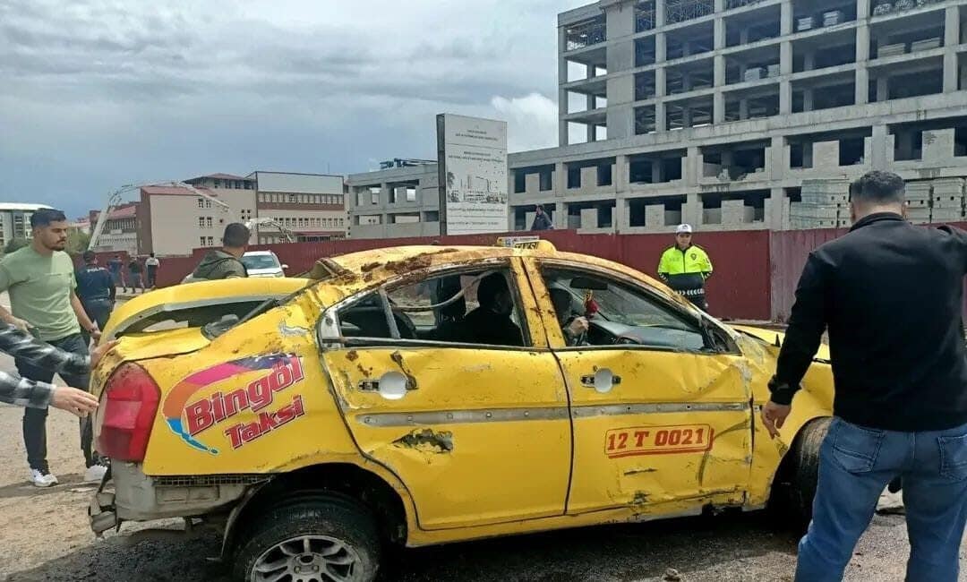 Bingöl’de iki otomobilin çarpışması sonucunda 3 kişi yaralandı, yolda uzun araç kuyruğu oluştu. Bingöl'de iki otomobilin çarpışması sonucu 3 kişi yaralandı. Kaza sonrası