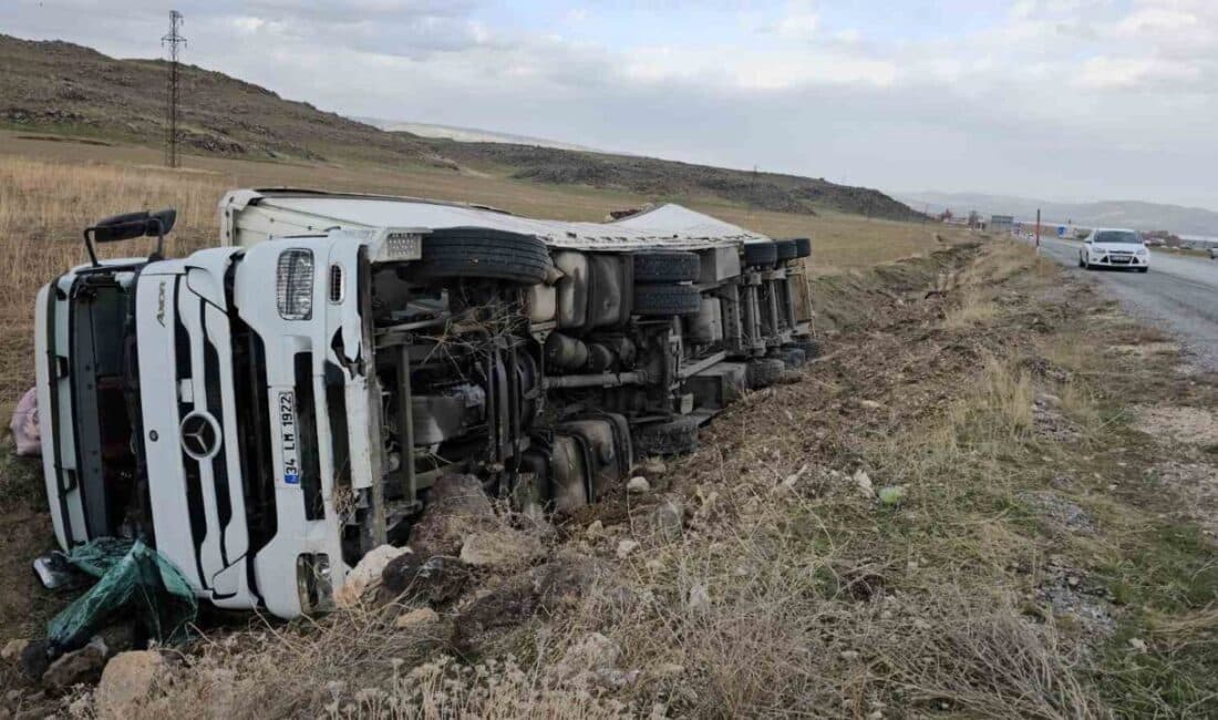 Bitlis’te meyve suyu taşıyan tır şarampole yuvarlandı Bitlis’in Adilcevaz ilçesinde meyve suyu yüklü tır, Süphan Bakımevi yakınlarında