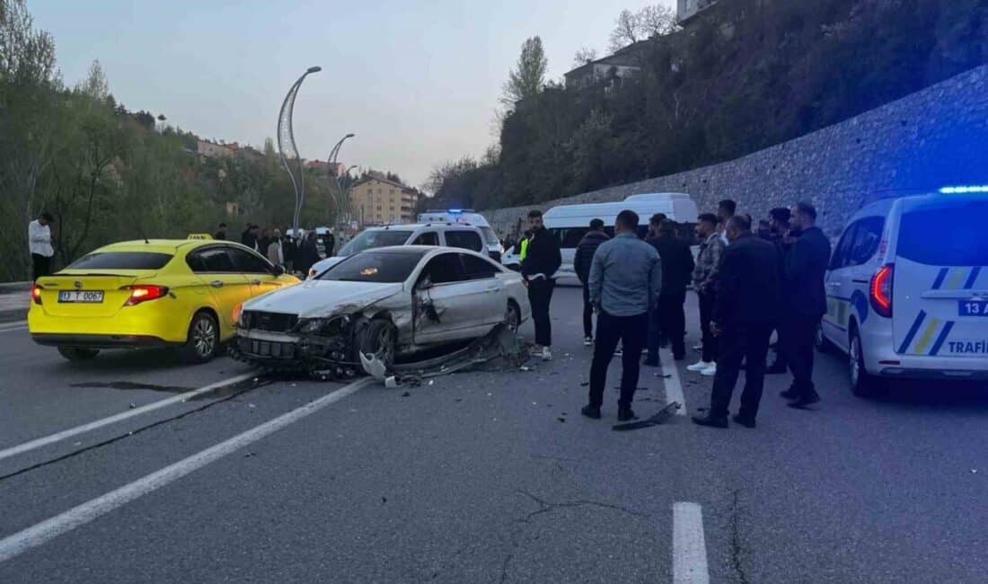 Bitlis’te Minibüs ve Otomobil Çarpıştı, 8 Kişi Yaralandı Bitlis'te 13 S 0097 plakalı yolcu minibüsü ile 13 AGA