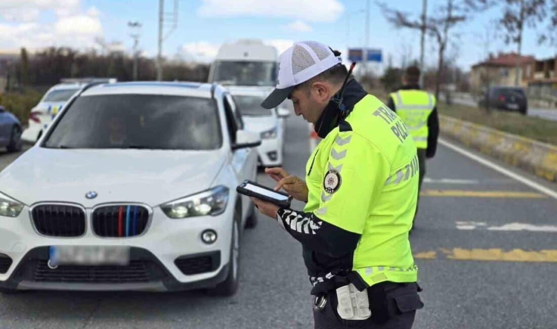 Bitlis’te trafik ekipleri, bayram sonrası yoğunlaşan trafik için denetim yapıyor Bitlis’te, Ramazan Bayramı sonrası trafik ekipleri, yoğunluğun arttığı bölgelerde denetimlerde