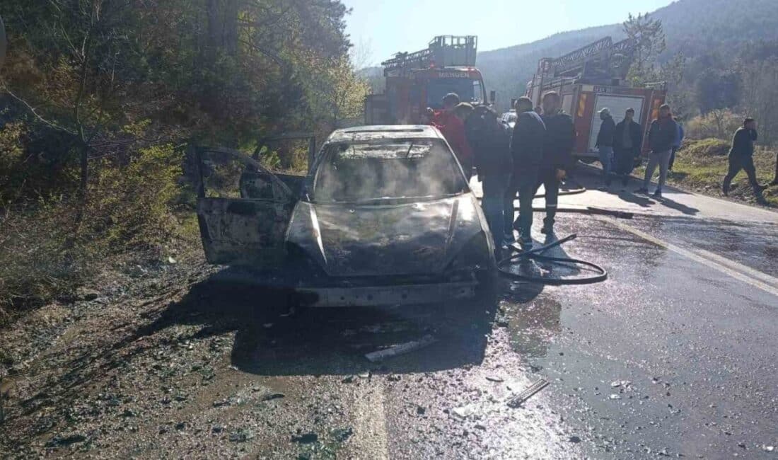 Bolu’da seyir halindeki otomobil alev alev yandı, kullanılamaz duruma geldi. Bolu'da, Mengen-Gökçesu kara yolunda seyir halindeki bir otomobil motor bölümünden