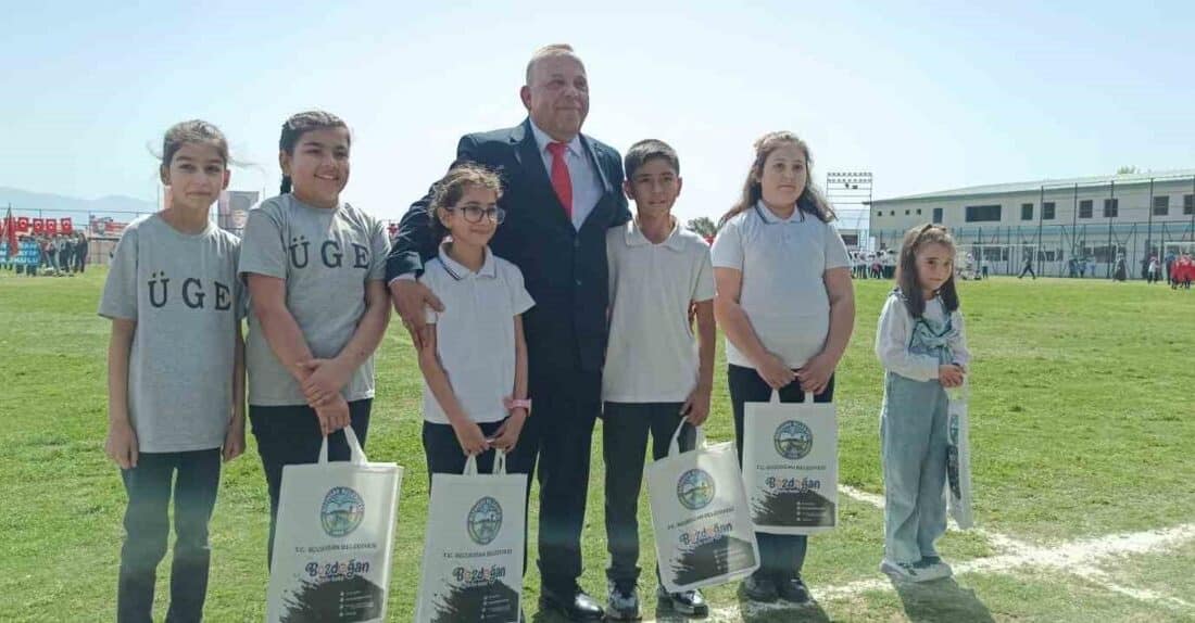 Bozdoğan’da 23 Nisan Coşkusu: Çocuk Bayramı, Stadyumda Kutlandı Bozdoğan'da 23 Nisan Ulusal Egemenlik ve Çocuk Bayramı, stadyumda yapılan