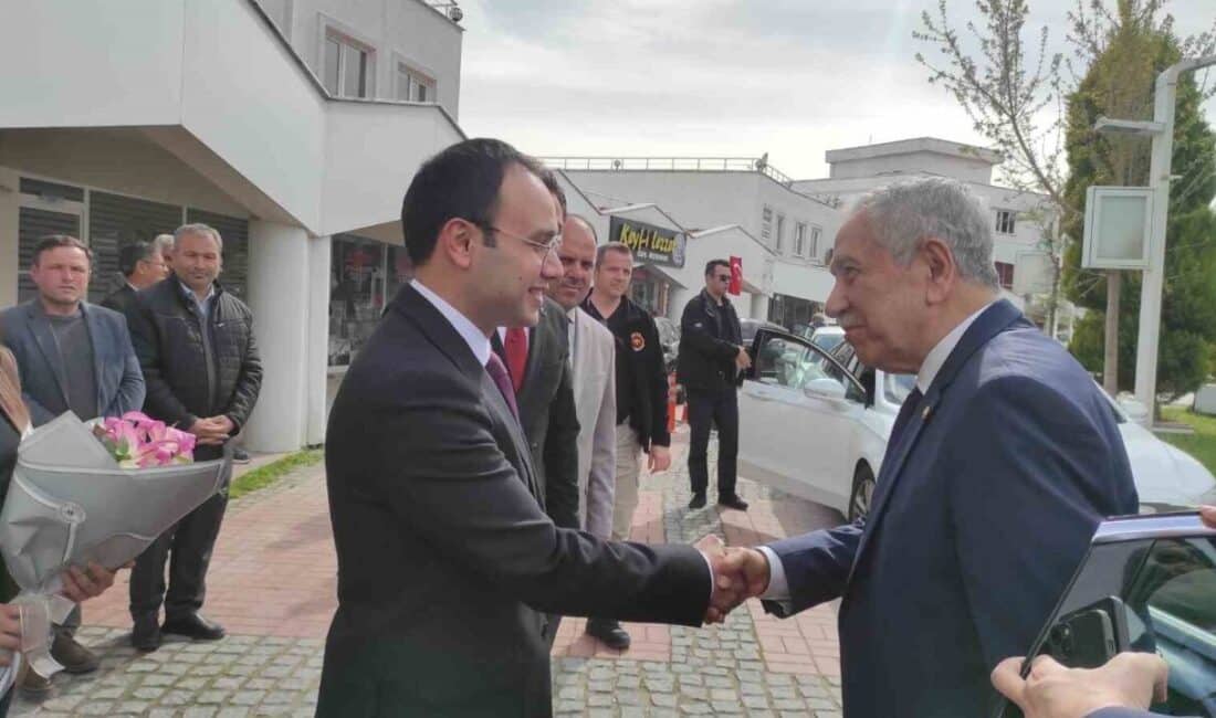 Bülent Arınç ve oğlu Ahmet Mücahit Arınç, Selendi'yi ziyaret etti.