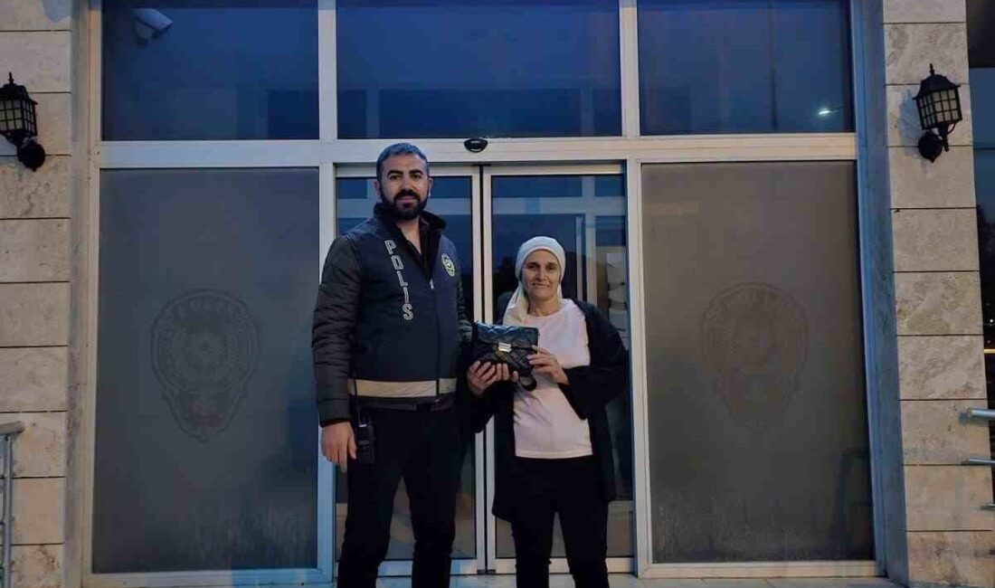 Polis, Gazipaşa’da Bulunan Çantayı Sahibine Ulaştırmak İçin KGYS Kameralarını İnceledi Antalya'nın Gazipaşa ilçesinde, yolda bulunan bir el çantası için yapılan