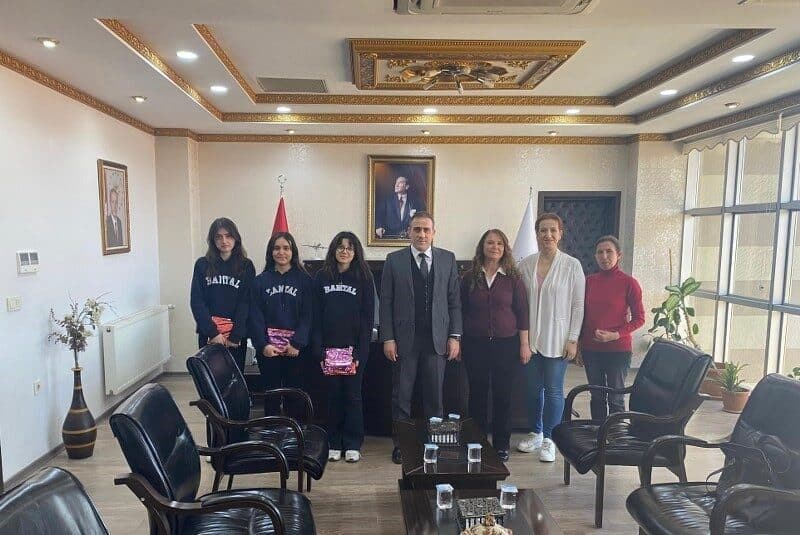 Burhaniye Kaymakamı İlyas Memiş, Sıfır Atıkla Sanat Yarışması’nda Başarılı Öğrencilere Ödül Verdi Burhaniye Kaymakamı İlyas Memiş, Milli Eğitim Bakanlığı'nın düzenlediği "Sıfır Atıkla