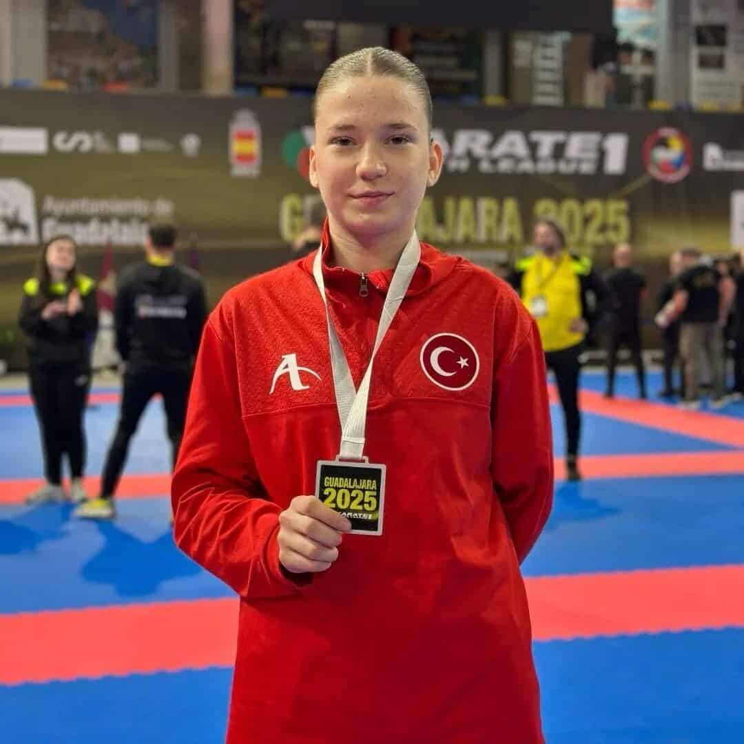 Bursa Büyükşehir Belediyespor'un sporcusu Nisanur Çakır, Dünya Karate Gençlik Ligi'nin