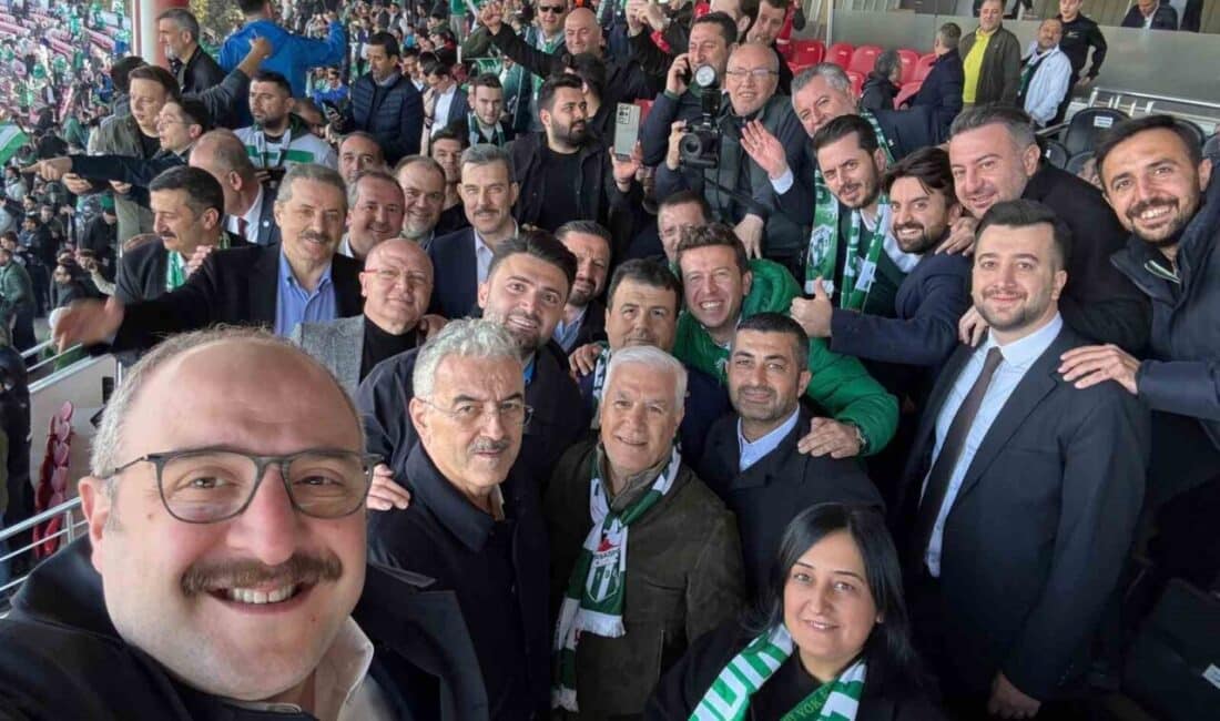 Bursa Protokolü, Bursaspor’un Şampiyonluk Maçında Bir Araya Gelerek Anı Ölümsüzleştirdi Bursaspor'un Artvin Hopaspor maçı sırasında Bursa protokolü bir araya gelerek