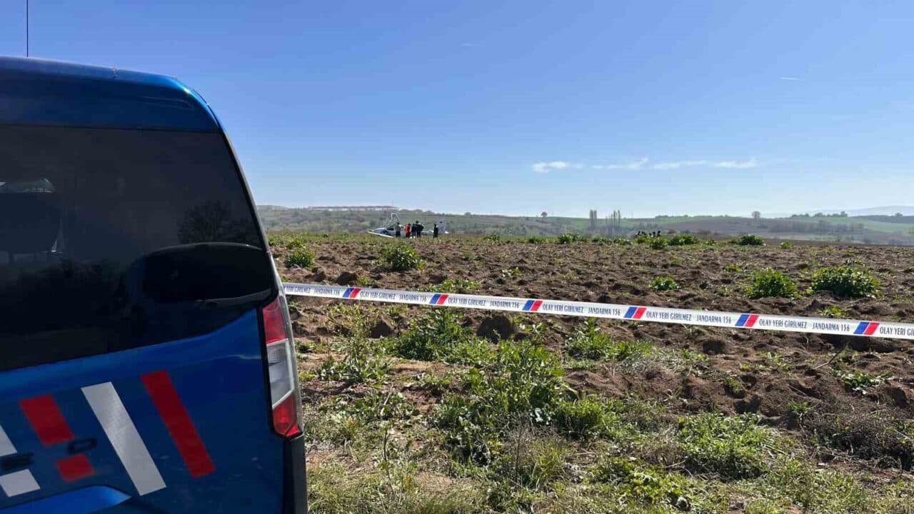 Bursa'da Yenişehir Havalimanı'ndan kalkan eğitim uçağı, teknik arıza nedeniyle tarlaya
