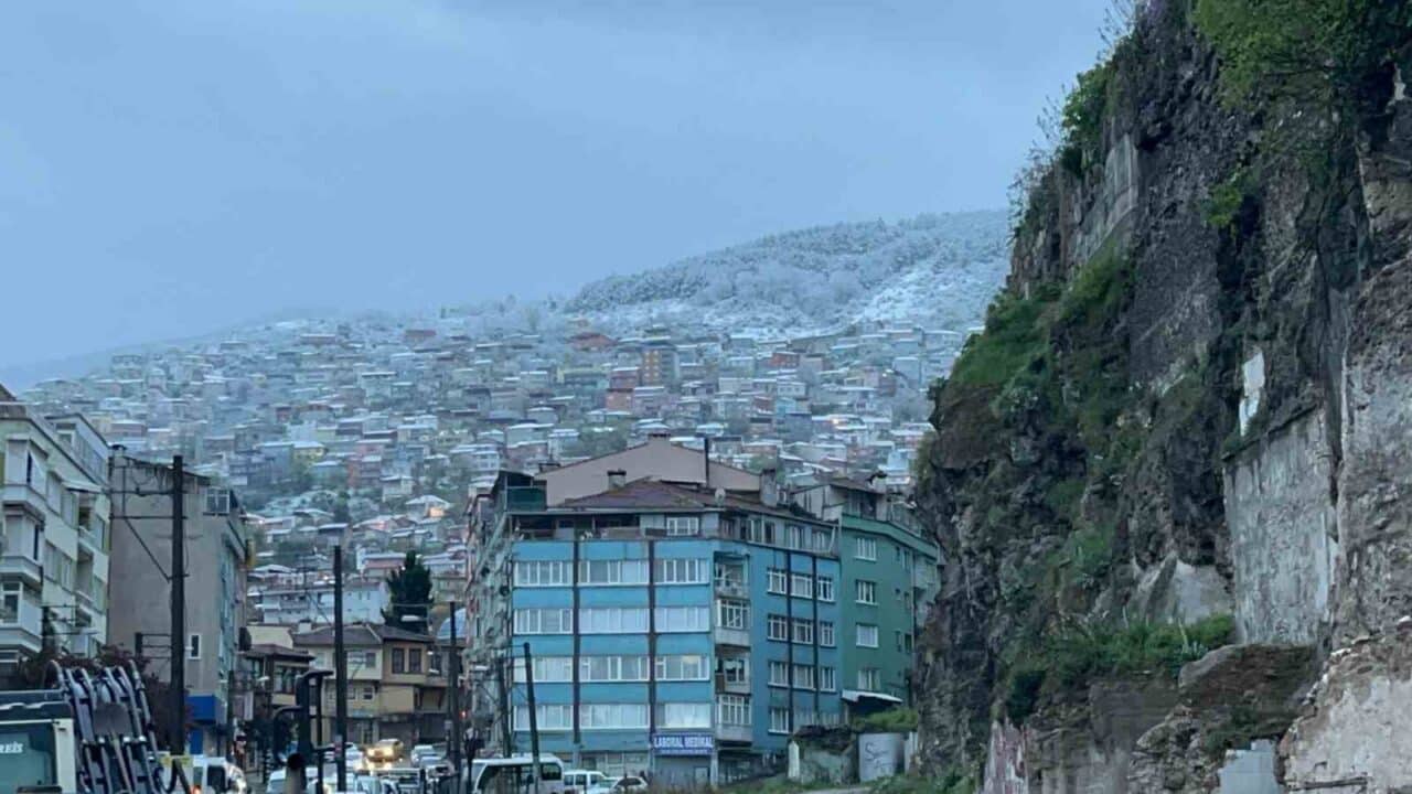 Bursa'nın dağlık alanlarına yakın mahalleleri, nisan ayında yağan karla beyaza