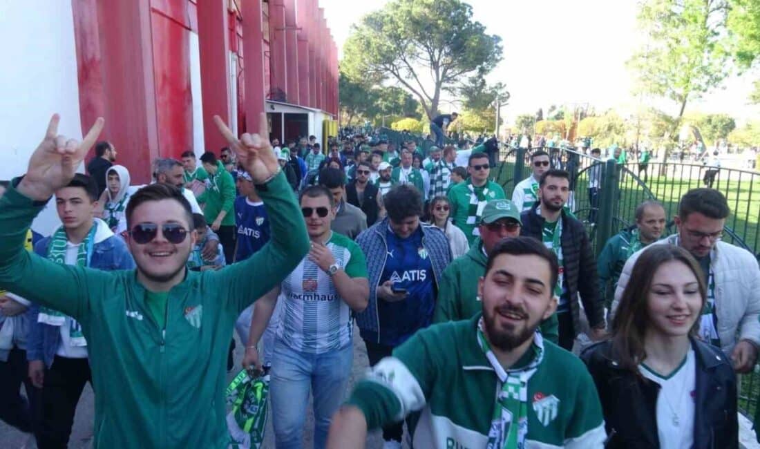 Bursaspor, TFF 3. Lig 1. Grup’ta Şampiyon Olmanın Coşkusunu Taraftarlarıyla Yaşadı Bursaspor, TFF 3. Lig 1. Grup'ta Artvin Hopaspor'u 2-1 yenerek