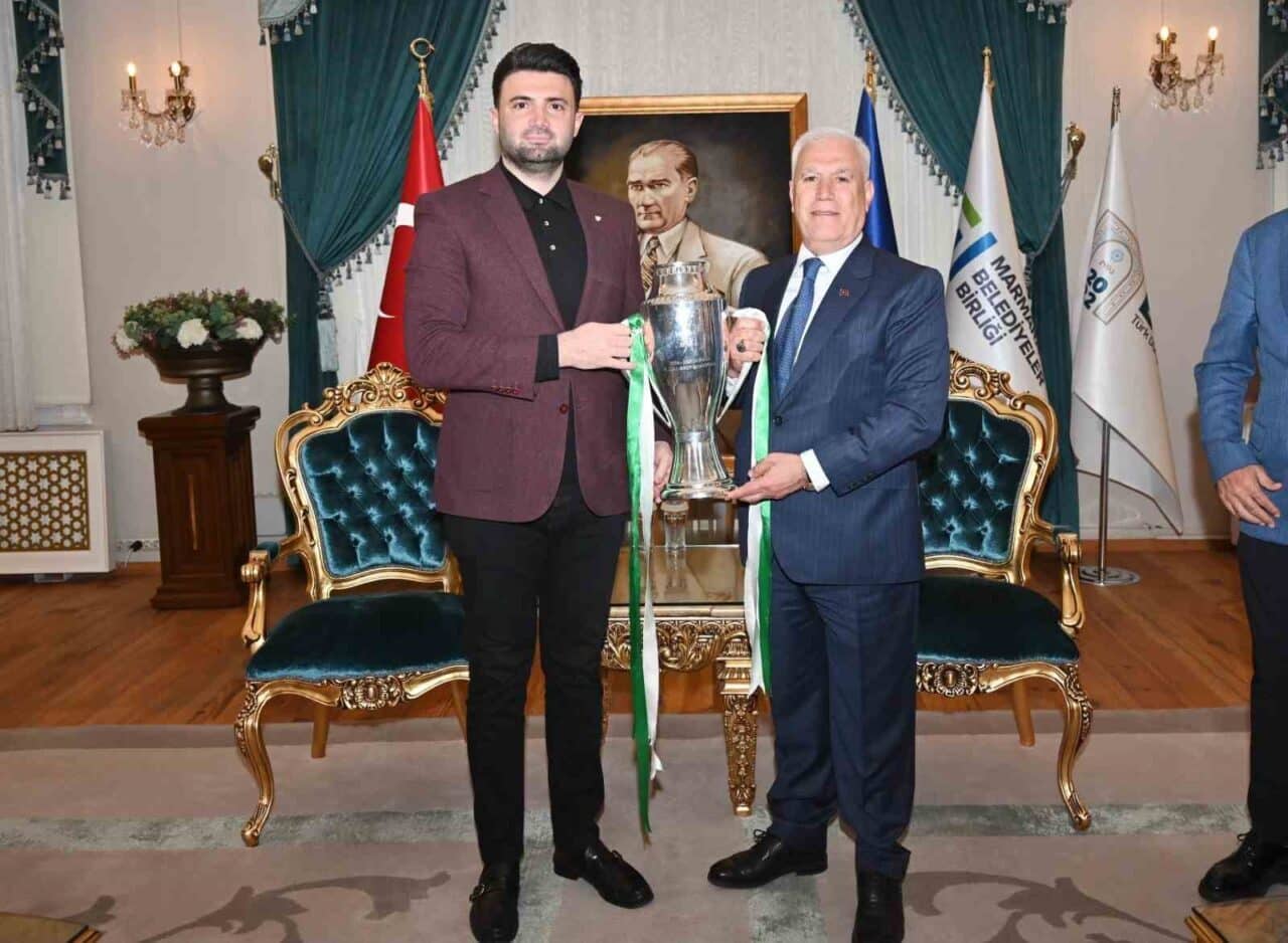 Bursaspor, 3. Lig 1. Grup'ta şampiyon olarak 2. Lig'e yükselirken,