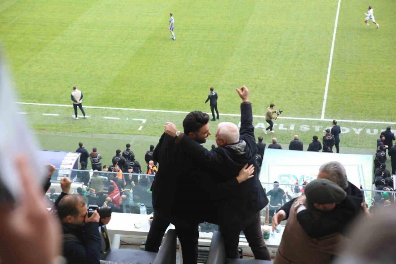 Bursa Büyükşehir Belediye Başkanı Mustafa Bozbey, Bursaspor'un Artvin Hopaspor ile