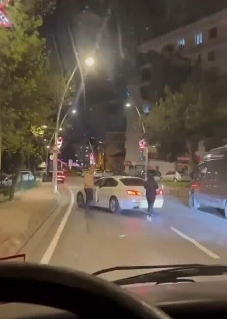 Büyükçekmece’de yol verme meselesi yüzünden kavga eden sürücüler arasında gerilim dolu anlar yaşandı İstanbul Büyükçekmece E-5'te bir yol verme tartışması sonrasında, otomobil sürücüsü