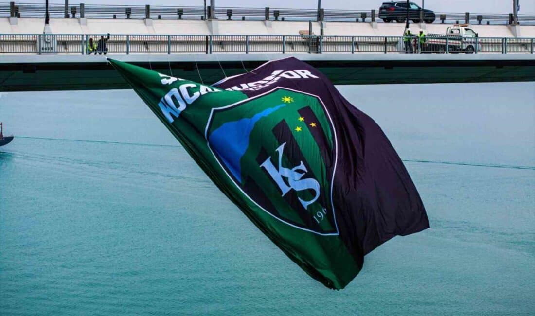 Kocaelispor'un 16 yıl aradan sonra Süper Lig'e yükselmesi kutlanırken, taraftar,
