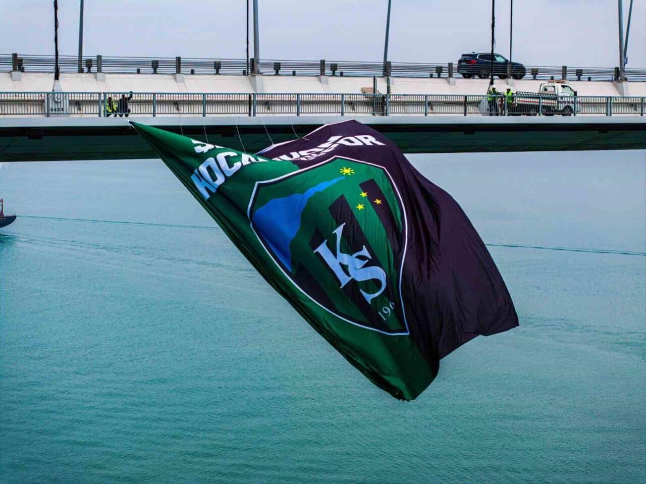 Kocaelispor'un 16 yıl aradan sonra Süper Lig'e yükselmesi kutlanırken, taraftar,