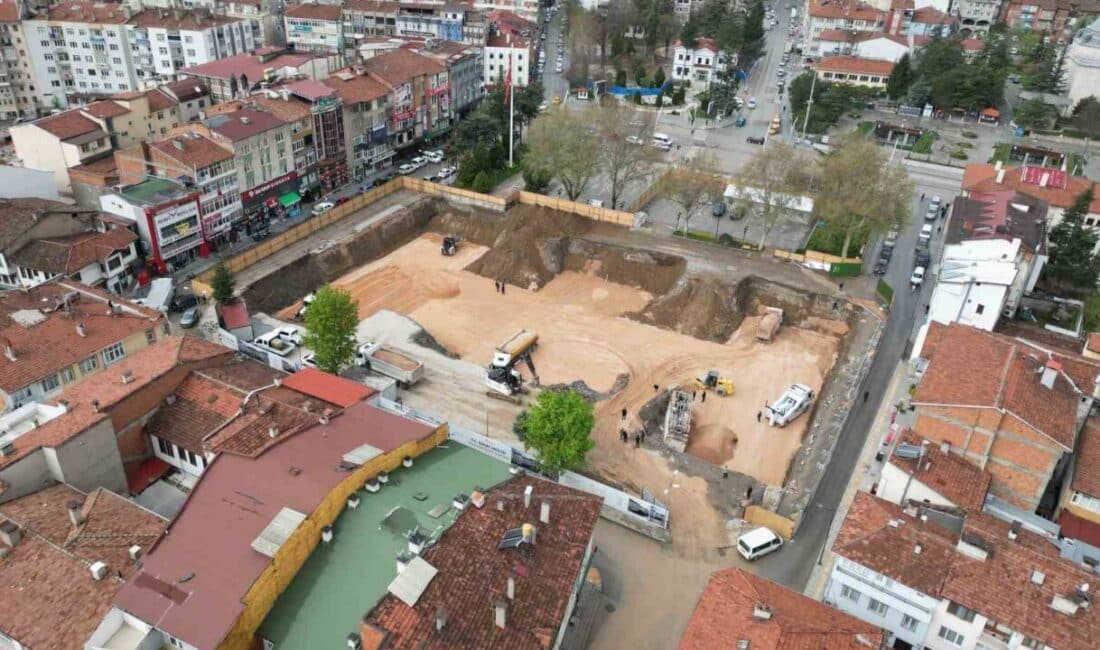 Tokat’ta inşaat alanında çamura saplanan kamyon, 10 metrelik yükseklikten düşerek ters döndü. Tokat'ta inşaat sahasında çamura saplanan kum yüklü bir kamyon, sürücüsünün