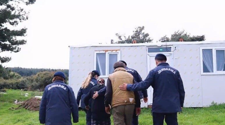 Çanakkale Jandarması, Evsiz Aileye Destek Olunarak Dayanışma Gösterdi Çanakkale İl Jandarma Komutanlığı, sosyal sorumluluk projeleri kapsamında evsiz bir