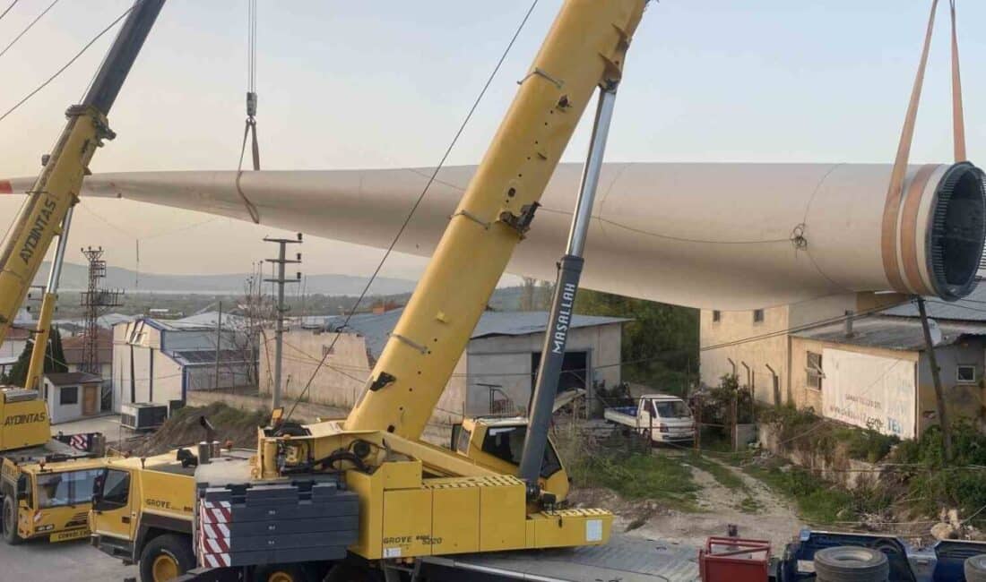 Çanakkale’de Tırın Devrilmesi Sonucu Yere Düşen 75 Metrelik Rüzgar Gülü Kanadı 9 Saatlik Çalışma ile Kaldırıldı Çanakkale'nin Lapseki ilçesinde bir tır, 75 metrelik rüzgar gülü kanadını