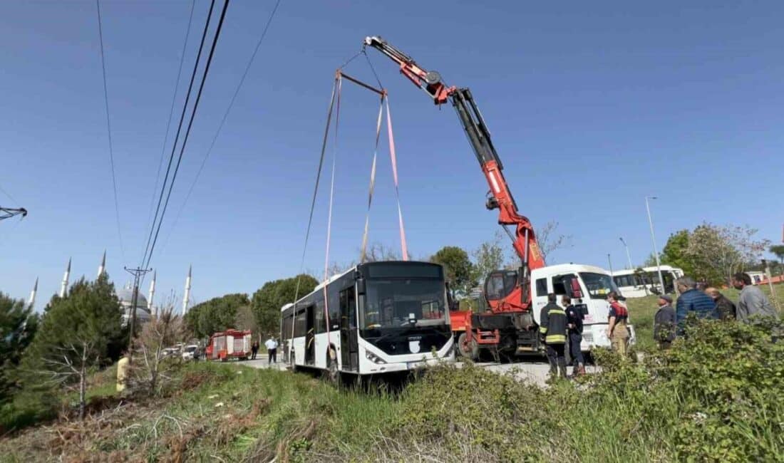 Çanakkale’de Otobüs Yoldan Çıktı, Şoför Mahsur Kaldı Çanakkale'de Hüseyin Baştimur'un kullandığı 17 H 0059 plakalı özel halk