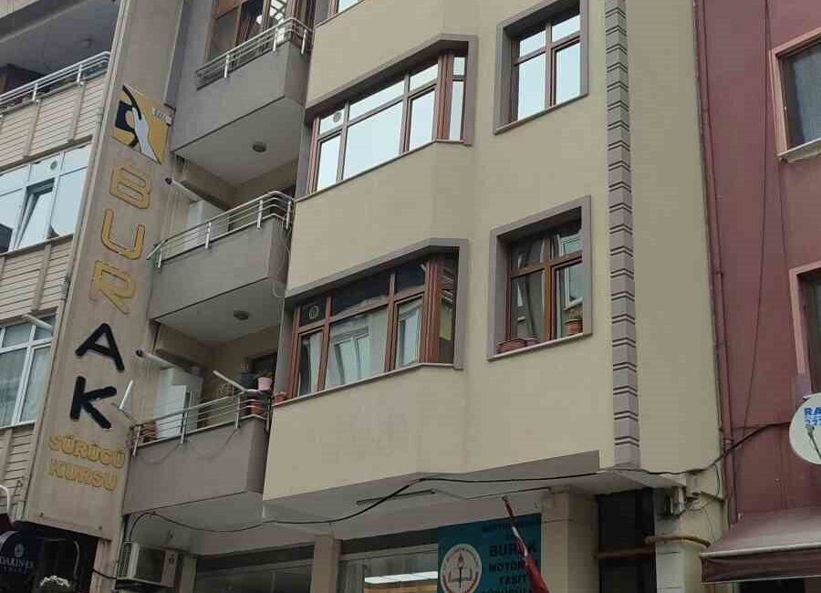 Bartın’da 4 katlı binanın çatısından düşen kalaslar, çevrede büyük bir panik yarattı. Bartın'da Kırtepe Mahallesi'nde bir binanın çatısından yola düşen iki kalas,