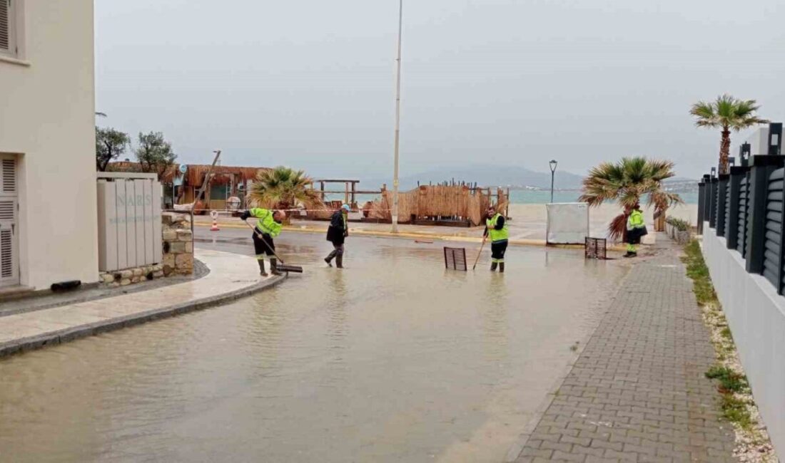 Çeşme’de Şiddetli Yağışlar Sokakları Su Bastı, Trafikte Sorunlar Yaşanıyor İzmir’in Çeşme ilçesinde meydana gelen sağanak yağış, sokakları suyla doldurdu