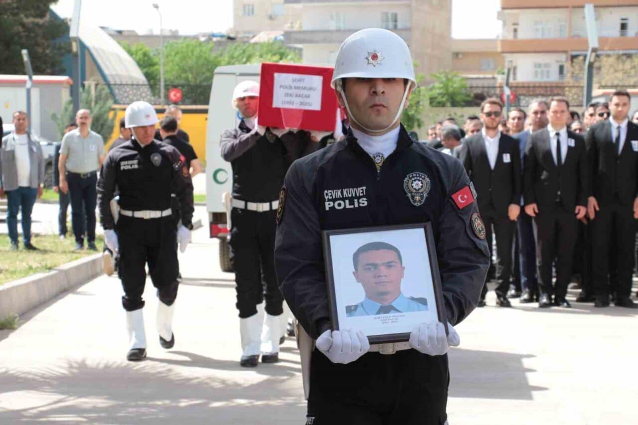 Cizre'de trafik kazasına müdahale ederken tır çarpması sonucu hayatını kaybeden