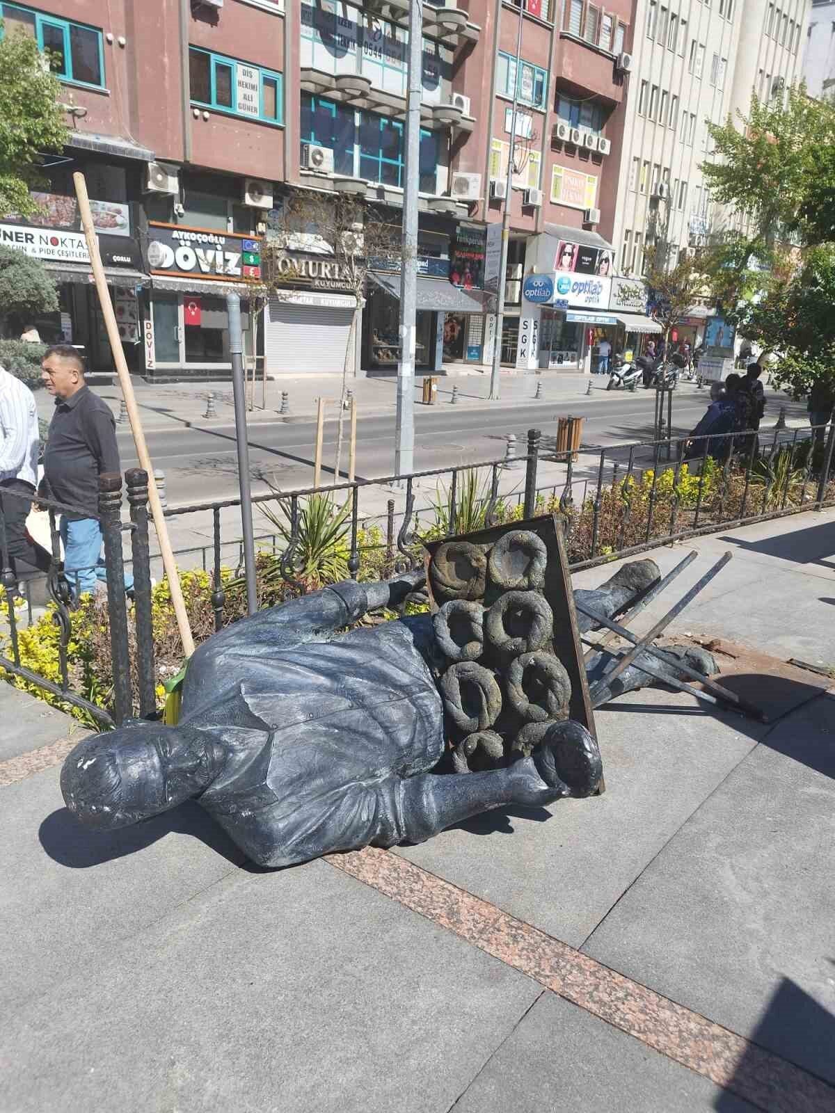 İstanbul'daki depremin ardından Tekirdağ'ın Çorlu ilçesindeki simit satan heykel yıkıldı.