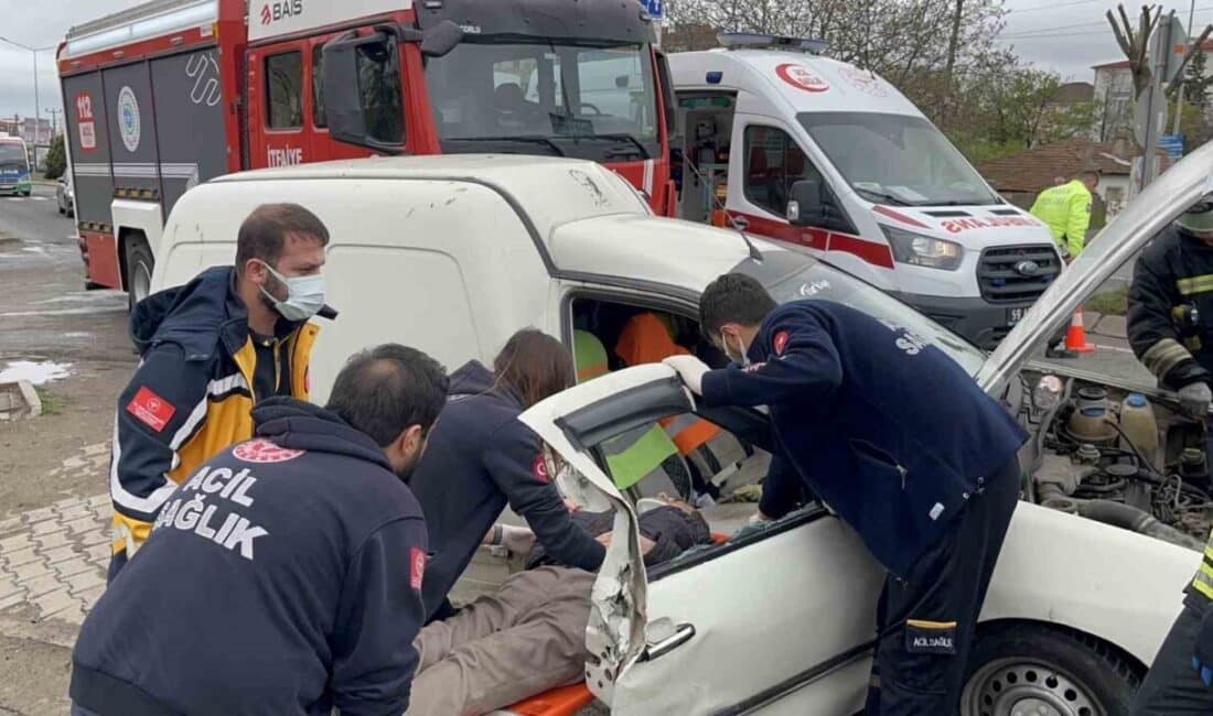 Çorlu’da Otomobil ve Hafif Ticari Araç Çarpıştı: 1 Yaralı Çorlu'da meydana gelen trafik kazasında M.Ü. yönetimindeki otomobil, F.T.'nin kullandığı