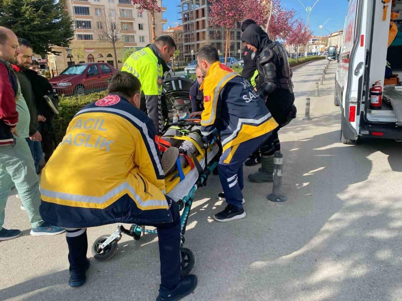 Çorum’da meydana gelen trafik kazasında, motosikletli kurye hafif yaralandı. 19