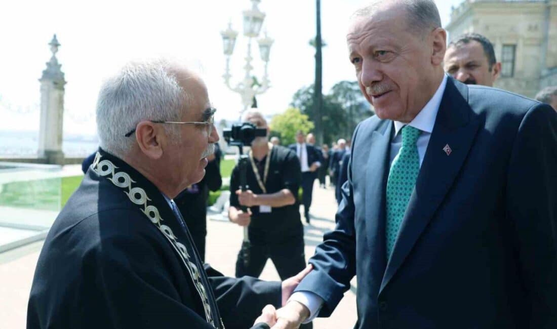 Cumhurbaşkanı Erdoğan, Anayasa Mahkemesi Başkanı Özkaya ile Dolmabahçe Sarayı’nda buluştu. Cumhurbaşkanı Recep Tayyip Erdoğan, Anayasa Mahkemesi Başkanı Kadir Özkaya ile