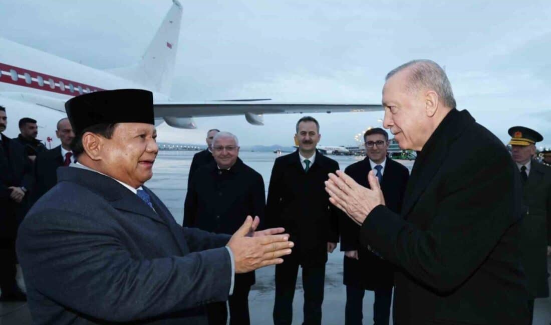 Cumhurbaşkanı Erdoğan, Endonezya Cumhurbaşkanı Prabowo Subianto’yu Esenboğa Havalimanı’nda karşıladı. Cumhurbaşkanı Recep Tayyip Erdoğan, Endonezya Cumhurbaşkanı Prabowo Subianto’yu Esenboğa Havalimanı'nda