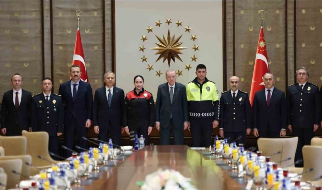Cumhurbaşkanı Erdoğan, İçişleri Bakanı Yerlikaya ve Türk Polis Teşkilatı temsilcilerini ağırladı. Cumhurbaşkanı Recep Tayyip Erdoğan, İçişleri Bakanı Ali Yerlikaya ve Türk