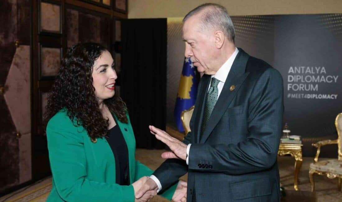 Cumhurbaşkanı Erdoğan, Kosova Cumhurbaşkanı Osmani-Sadriu ile Antalya’da bir araya gelerek ikili ilişkileri ve ticaret hedeflerini görüştü. Cumhurbaşkanı Recep Tayyip Erdoğan, Antalya Diplomasi Forumu kapsamında Kosova Cumhurbaşkanı
