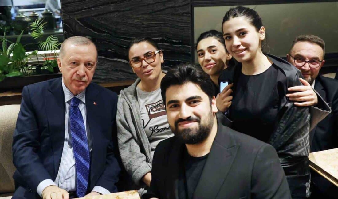 Cumhurbaşkanı Erdoğan, Ankara’daki bir kafede vatandaşlarla bir araya gelerek sohbet edip çay içti. Cumhurbaşkanı Recep Tayyip Erdoğan, Ankara'daki bir kafede vatandaşlarla bir araya